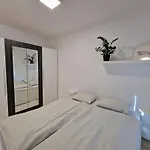 Modern Smart Metrodom Park -15min From Center 아파트