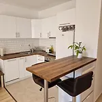 아파트 Modern Smart Metrodom Park -15min From Center *