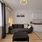 Modern Smart Metrodom Park -15min From Center 아파트